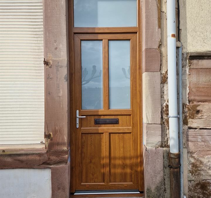 Porte en bois à Sarrebourg : offrez à votre entrée une touche de charme avec Menuiserie Poirot et Fils